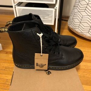 BNIB Dr. Martens Leyton